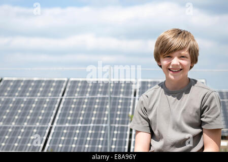 Garçon Portrait Close up parc photovoltaïque Banque D'Images