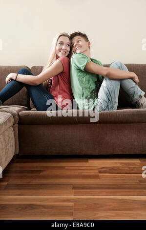 Young couple relaxing on couch Banque D'Images