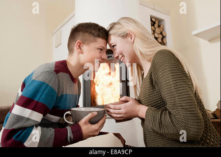 Jeune couple date romantique de cheminée Banque D'Images