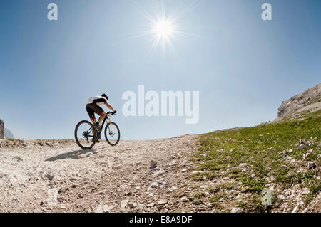 Mountainbiker équitation voie de montagne escarpée jusqu Banque D'Images