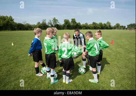 Parler d'entraînement de l'équipe de football junior kids tactique Banque D'Images