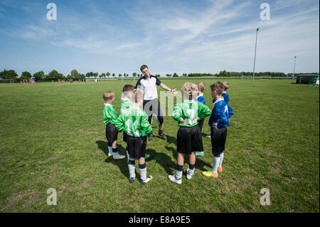 Entraîneur de football de l'équipe de football junior pratique Banque D'Images