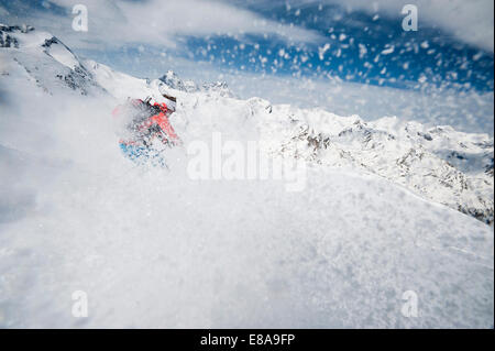 Femme ski descente poudreuse Alpes Banque D'Images