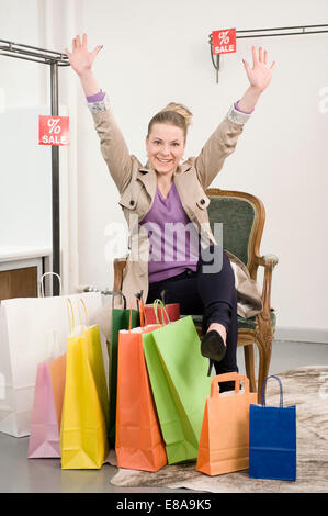 Portrait de jeune femme satisfait de shopping dans mode store, smiling Banque D'Images