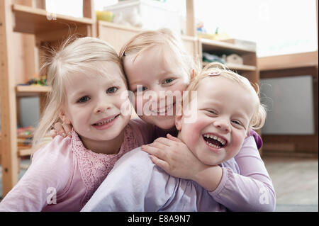 Trois petites filles, meilleurs amis, dans le jardin d'enfants Banque D'Images