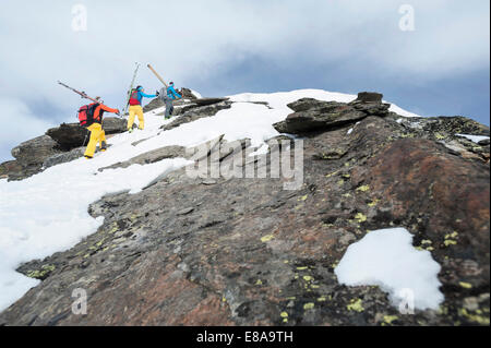 Des skieurs de montagne escalade rochers Banque D'Images