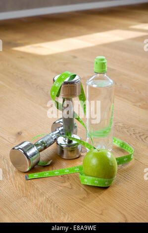 Close up barbell apple water bottle ruban de mesure Banque D'Images