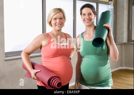 Portrait deux femmes enceintes yoga studio Banque D'Images