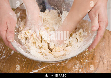 La main de mixer dans un bol, Close up Banque D'Images