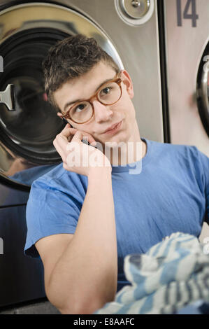 Young man talking on mobile phone Banque D'Images