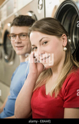 Jeune couple à l'écoute de la musique avec un lecteur mp3 Banque D'Images
