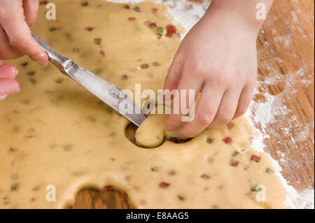 Les droits de coupe manuelle de pâte avec un couteau pour les cookies, Close up Banque D'Images