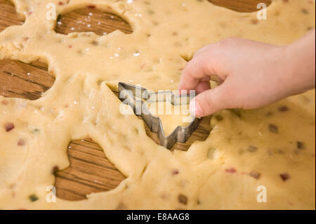 Les droits de coupe manuelle pâte avec cutter pour les cookies, Close up Banque D'Images