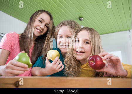 Les filles dans la cuisine manger des pommes Banque D'Images