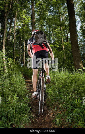 Man mountain biking, Bavière, Allemagne Banque D'Images