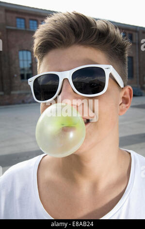 Woman blowing bubble gum Banque D'Images