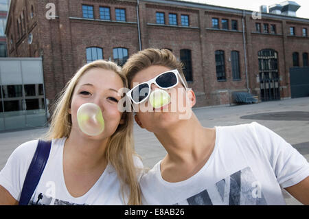 Woman blowing bubble gum Banque D'Images