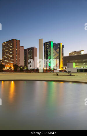 Bibliothèque nationale et gratte-ciel au crépuscule, Brasilia, Brésil, District Fédéral Banque D'Images