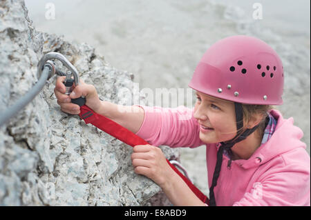 Adolescente escalade mousqueton de fixation à la corde Banque D'Images