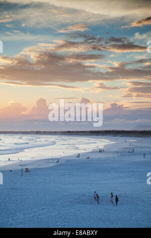 Praia Grande au coucher du soleil, Arraial do Cabo, l'État de Rio de Janeiro, Brésil Banque D'Images