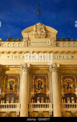 Théâtre municipal (Theatro Municipal) au crépuscule, Cinelandia, Centro, Rio de Janeiro, Brésil Banque D'Images