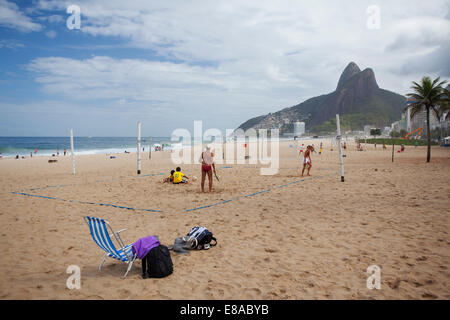 Les gens jouer au tennis sur la plage d'Ipanema, Rio de Janeiro, Brésil Banque D'Images