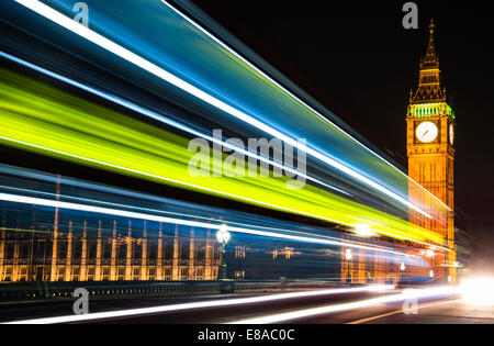 Des sentiers de lumière sur le pont de Westminster, avec le Palais de Westminster et Big Ben en arrière-plan, London, UK Banque D'Images