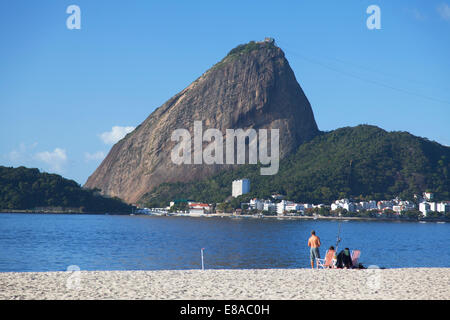 Les gens de la pêche sur la plage de Flamengo, Rio de Janeiro, Brésil Banque D'Images