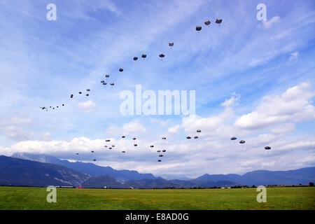 Les parachutistes de l'armée américaine avec le 173e Bataillon de soutien de la Brigade, 173e Airborne Brigade Combat Team mener une opération aéroportée avec T-11 parachutes à partir d'un C-130 Hercules au Drop Zone Juliette à Pordenone, Italie, 24 septembre 2014. Le C-130 Hercul Banque D'Images