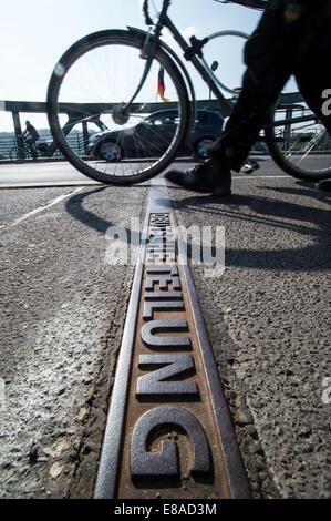 "Division allemande jusqu'en 1989' sur une bande métallique au milieu du pont Glienicker à Potsdam, Allemagne, 3 octobre 2014. Aujourd'hui marque le 24e anniversaire de la Journée de l'unité allemande. Photo : PATRICK PLEUL/dpa Banque D'Images