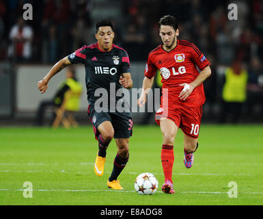 Leverkusen, Allemagne, 1er octobre, 2014. Ligue des champions 2014/2015 phase Groupe Groupe C journée 2, Bayer 04 Leverkusen (rouge) - Benfica Lisbonne (noir) --- Hakan Calhanoglu (Leverkusen), Enzo Perez Crédit : kolvenbach/Alamy Live News Banque D'Images