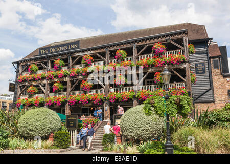 L'Angleterre, Londres, St Katherine's Dock, Dickens Inn Pub Banque D'Images