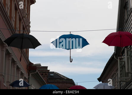 Street art - Parapluies sur l'affichage dans la rue Banque D'Images