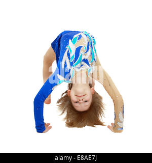 Gymnastique fille en position pont isolé sur fond blanc Banque D'Images