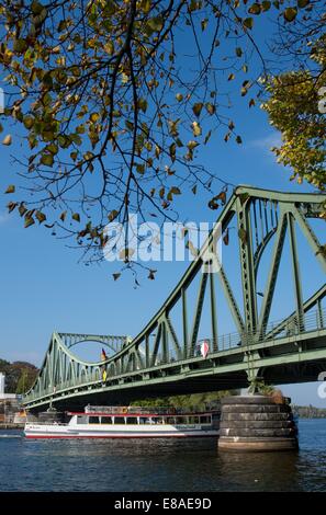 Potsdam, Allemagne. 3 octobre, 2014. Un bateau d'excursion en passant sous le pont Glienicker, symbole de division allemande, à Potsdam, Allemagne, 3 octobre 2014. Aujourd'hui marque le 24e anniversaire de la Journée de l'unité allemande. © AFP PHOTO alliance/Alamy Live News Banque D'Images