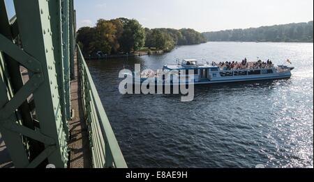 Potsdam, Allemagne. 3 octobre, 2014. Un bateau d'excursion en passant sous le pont Glienicker, symbole de division allemande, à Potsdam, Allemagne, 3 octobre 2014. Aujourd'hui marque le 24e anniversaire de la Journée de l'unité allemande. © AFP PHOTO alliance/Alamy Live News Banque D'Images