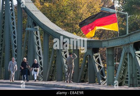 Potsdam, Allemagne. 3 octobre, 2014. Les piétons marchant sur le pont Glienicker, symbole de division allemande, à Potsdam, Allemagne, 3 octobre 2014. Aujourd'hui marque le 24e anniversaire de la Journée de l'unité allemande. © AFP PHOTO alliance/Alamy Live News Banque D'Images