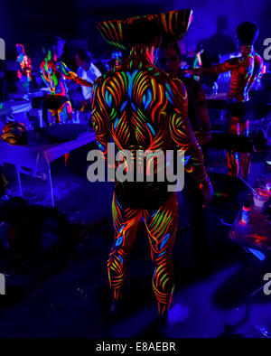 Atlanta, Georgia, USA. 09Th Oct, 2014. Les modèles sont peints dans les coulisses du Show de scopie, une extravagance bodypainting uv 3D produit par l'Art Vivant Amérique le jour un de leurs trois jours de championnats nord-américain de peinture sur corps. Crédit : Brian Cahn/ZUMA/Alamy Fil Live News Banque D'Images