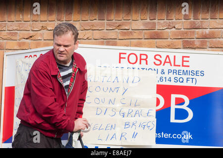 Martin Brookes de Stamford à Rutland, England, UK, rendant une protestation re Rutland District Council et le Leicestershire et Rutland Banque D'Images