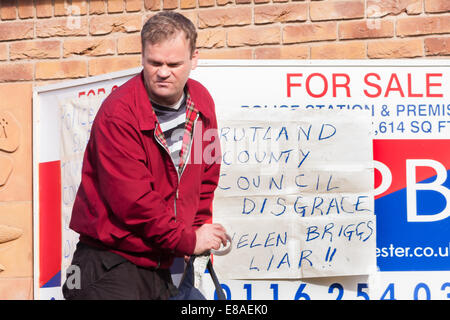 Martin Brookes de Stamford à Rutland, England, UK, rendant une protestation re Rutland District Council et le Leicestershire et Rutland Banque D'Images