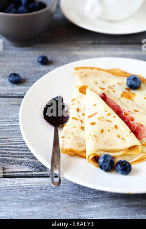 Des crêpes avec de la confiture et des baies, side view Banque D'Images