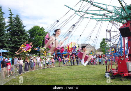 Les enfants s'amusant dans un parc à thème dans la région de Toronto, au Canada. Banque D'Images