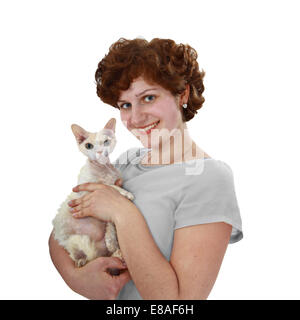 Jeune femme avec chat blanc dans ses mains isolé sur fond blanc Banque D'Images