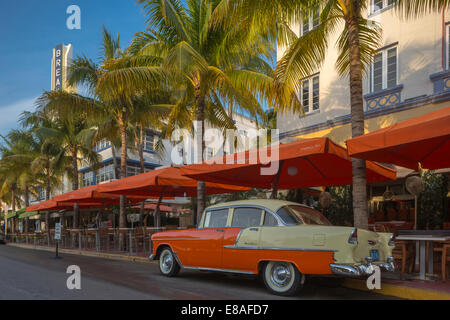 VINTAGE 1955 CHEVROLET BEL AIR (©GENERAL MOTORS CORP 1955) TERRASSES CAFÉS OCEAN DRIVE SOUTH BEACH MIAMI BEACH FLORIDA USA Banque D'Images