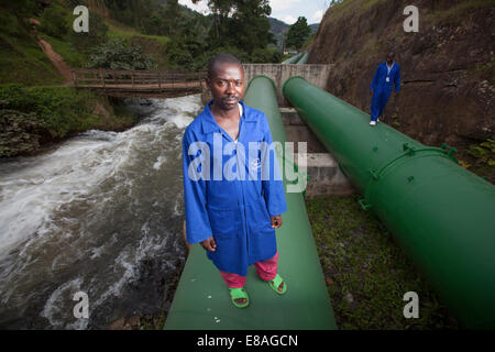 L'inspection des tuyauteries transportant des techniciens de l'eau à la centrale hydro-électrique, le Rwanda Banque D'Images