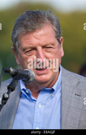 Roy Hodgson, gestionnaire de l'Angleterre a prononcé un bref discours lors de l'ouverture du nouveau terrain de 3G à l'école Charles Darwin en Biggin Hill Banque D'Images