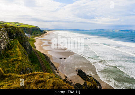 Plage de Mussenden, descente, l'Irlande du Nord. Le chemin de fer voyage ici est dit être l'un des meilleurs au monde Banque D'Images