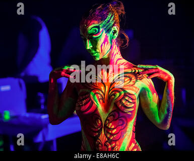 Atlanta, Georgia, USA. 09Th Oct, 2014. Les artistes interprètes ou exécutants sont peints dans les coulisses du Show de scopie, une extravagance bodypainting uv 3D produit par l'Art Vivant Amérique le jour un de leurs trois jours de championnats nord-américain de peinture sur corps. Crédit : Brian Cahn/ZUMA/Alamy Fil Live News Banque D'Images