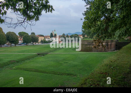 Vue depuis les remparts de la ville pour les zones externes, Lucca, Toscane, Italie Banque D'Images