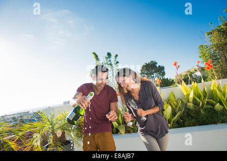 Couple champagne dans penthouse rooftop garden, La Jolla, Californie, USA Banque D'Images